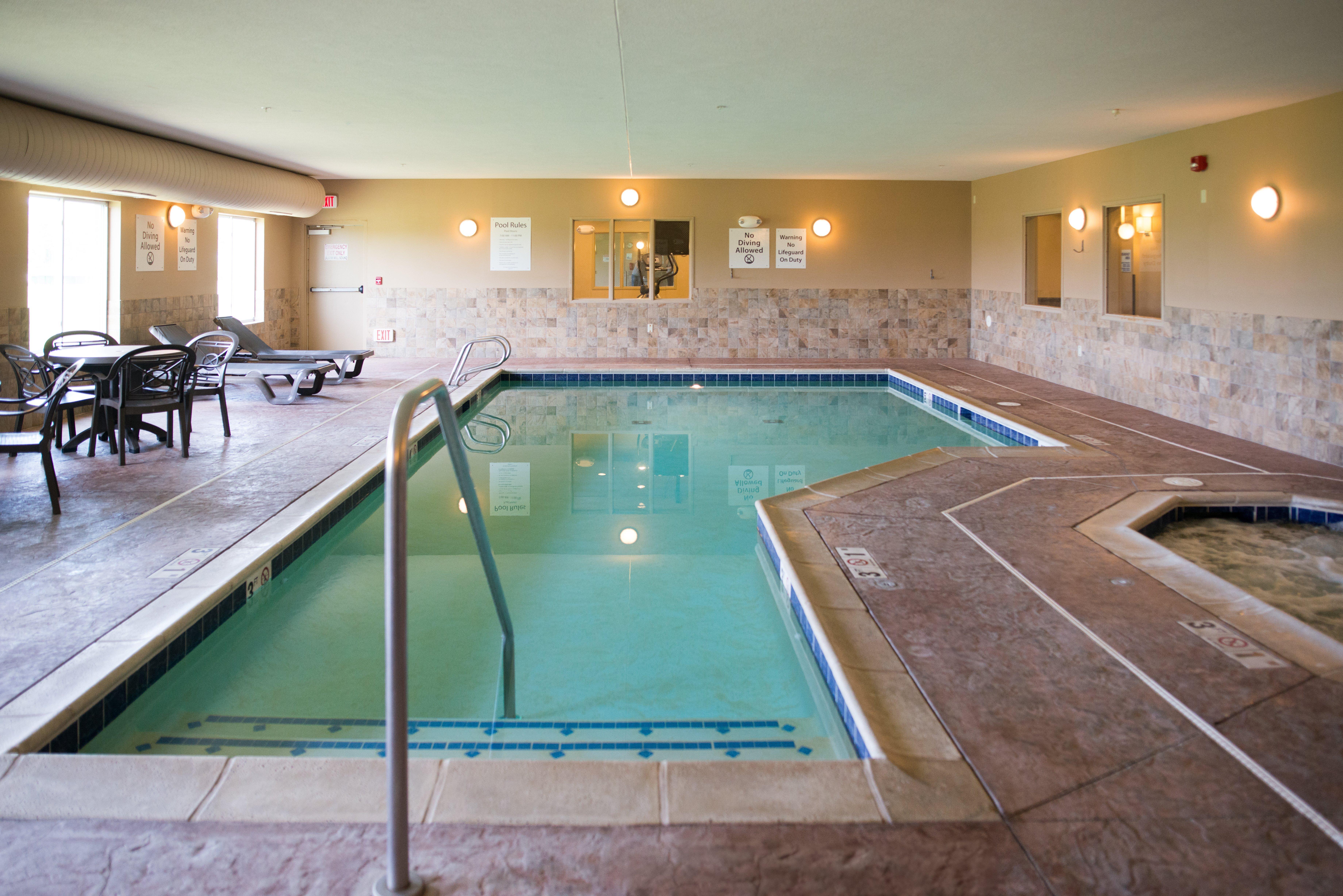 Holiday Inn Express & Suites Northwood By Ihg Silver Lake Екстер'єр фото