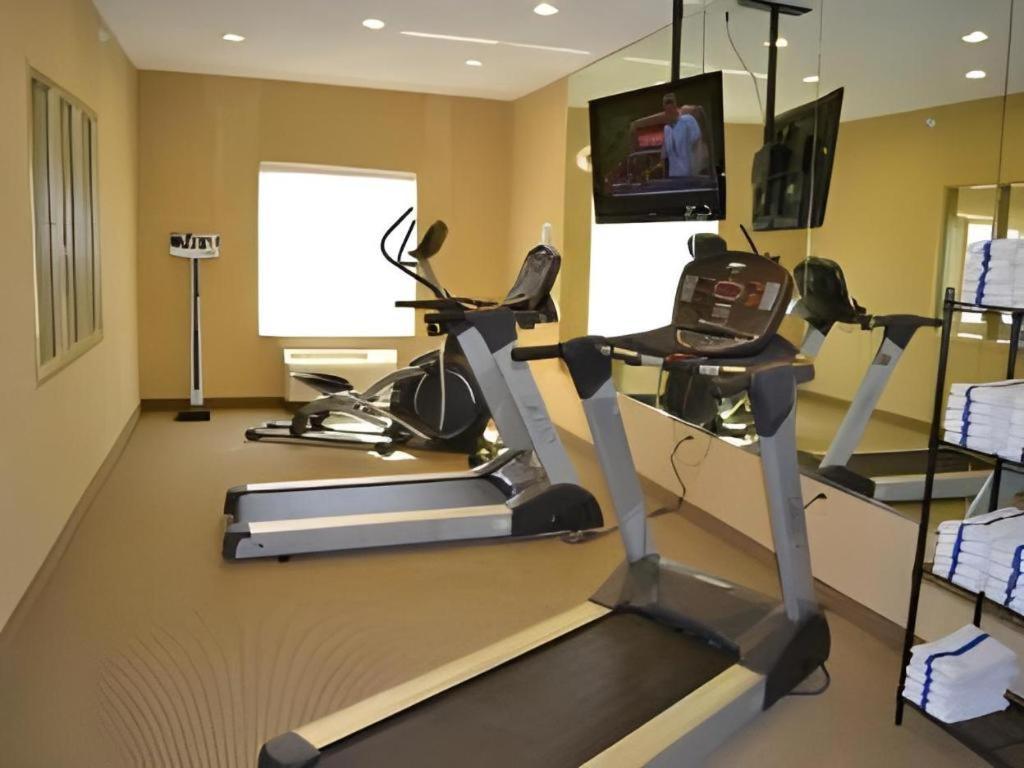Holiday Inn Express & Suites Northwood By Ihg Silver Lake Екстер'єр фото