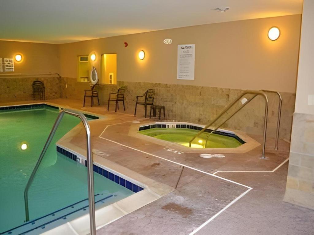 Holiday Inn Express & Suites Northwood By Ihg Silver Lake Екстер'єр фото