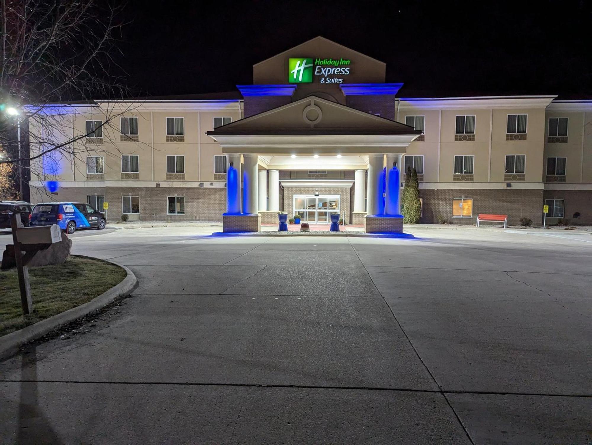 Holiday Inn Express & Suites Northwood By Ihg Silver Lake Екстер'єр фото