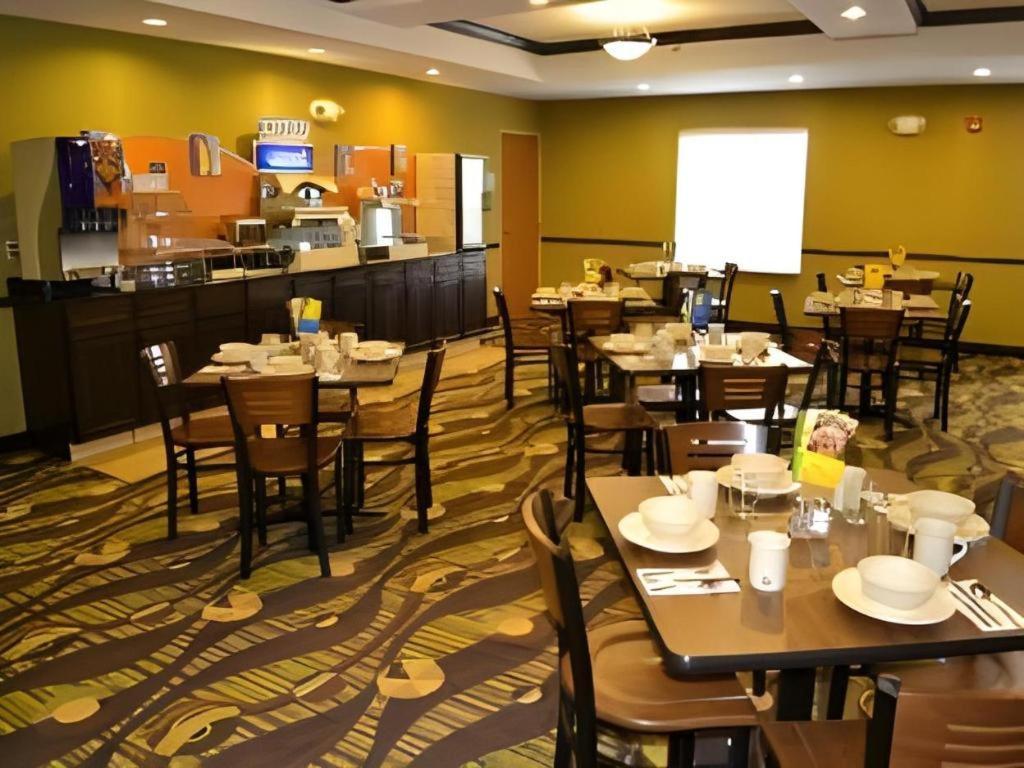 Holiday Inn Express & Suites Northwood By Ihg Silver Lake Екстер'єр фото