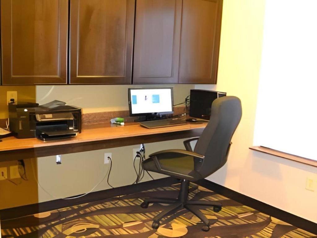 Holiday Inn Express & Suites Northwood By Ihg Silver Lake Екстер'єр фото