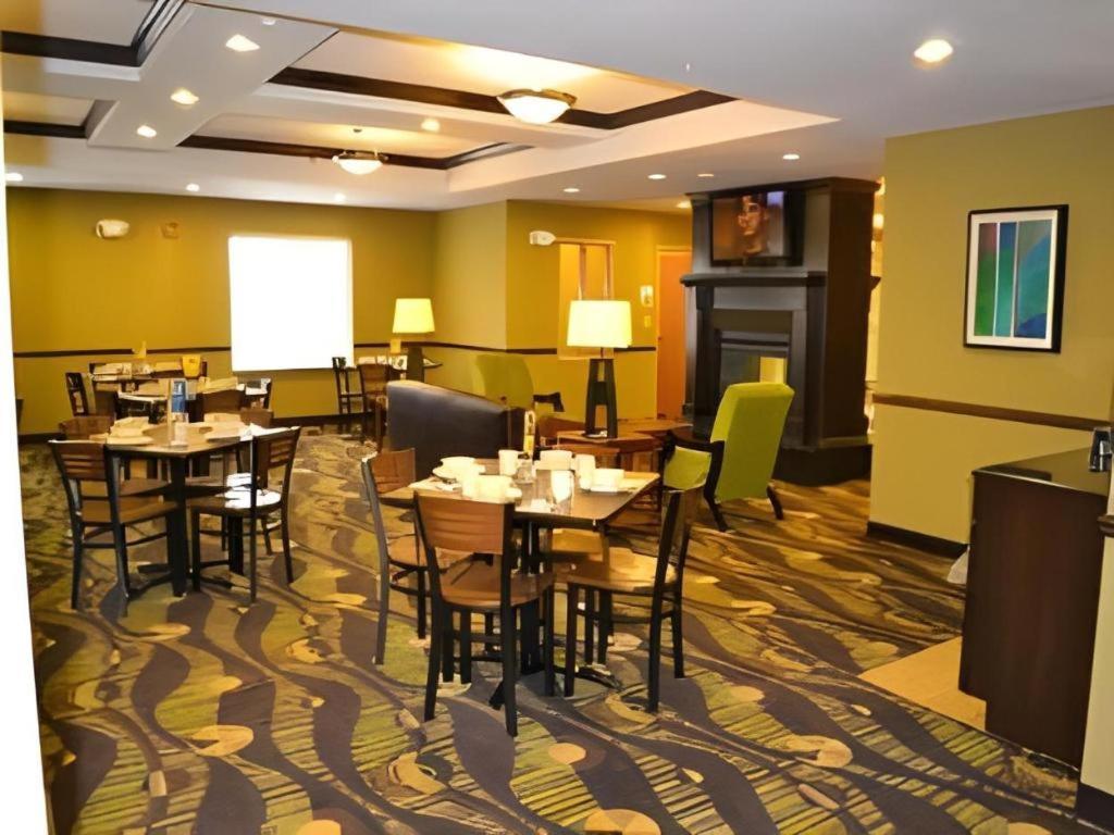 Holiday Inn Express & Suites Northwood By Ihg Silver Lake Екстер'єр фото