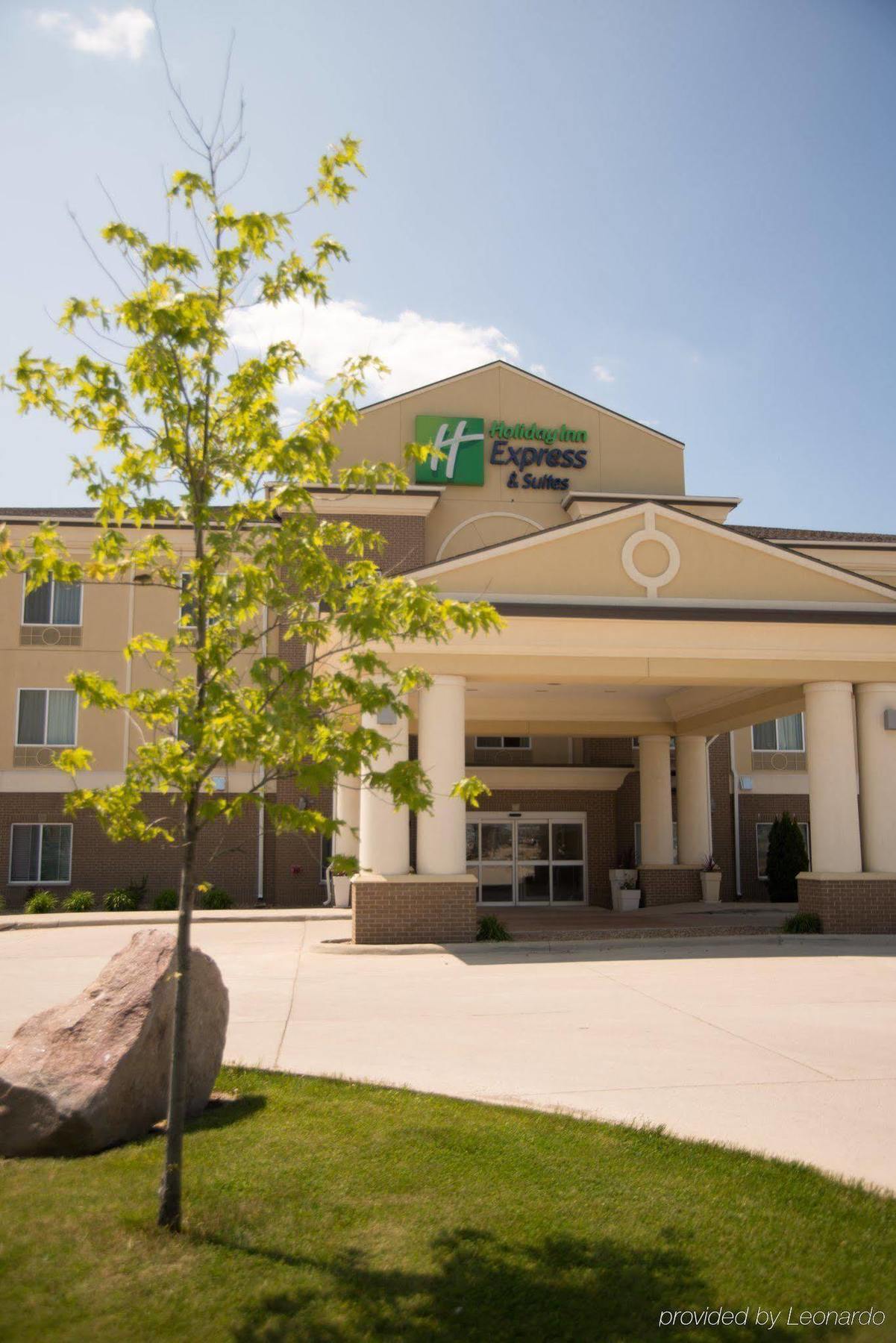 Holiday Inn Express & Suites Northwood By Ihg Silver Lake Екстер'єр фото